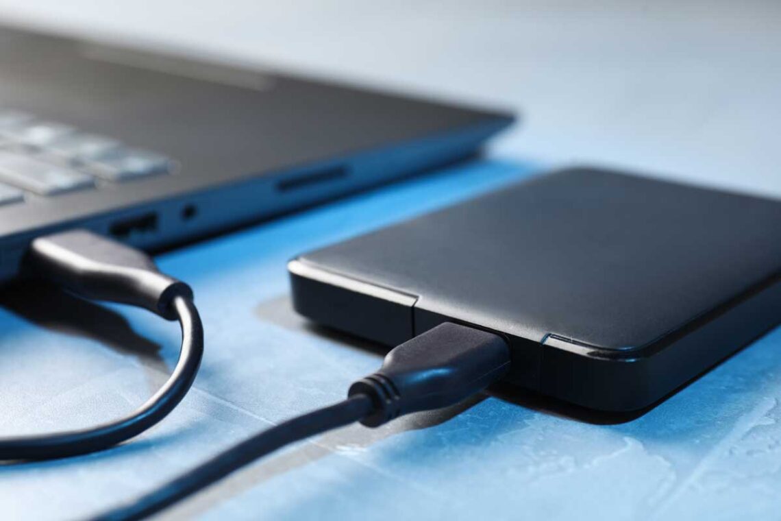 Externe Festplatte 2025 im Test – moderne externe Festplatte angeschlossen an einen Laptop