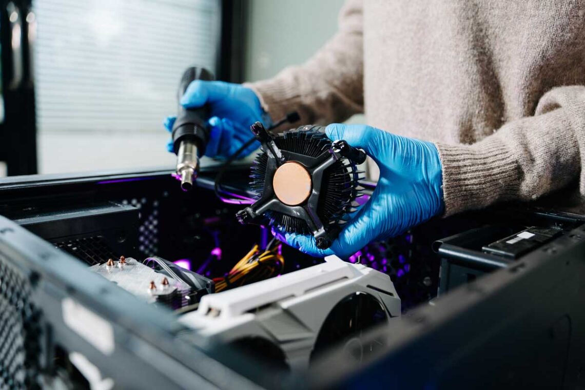 Ein PC Techniker reinigt Computerkomponenten